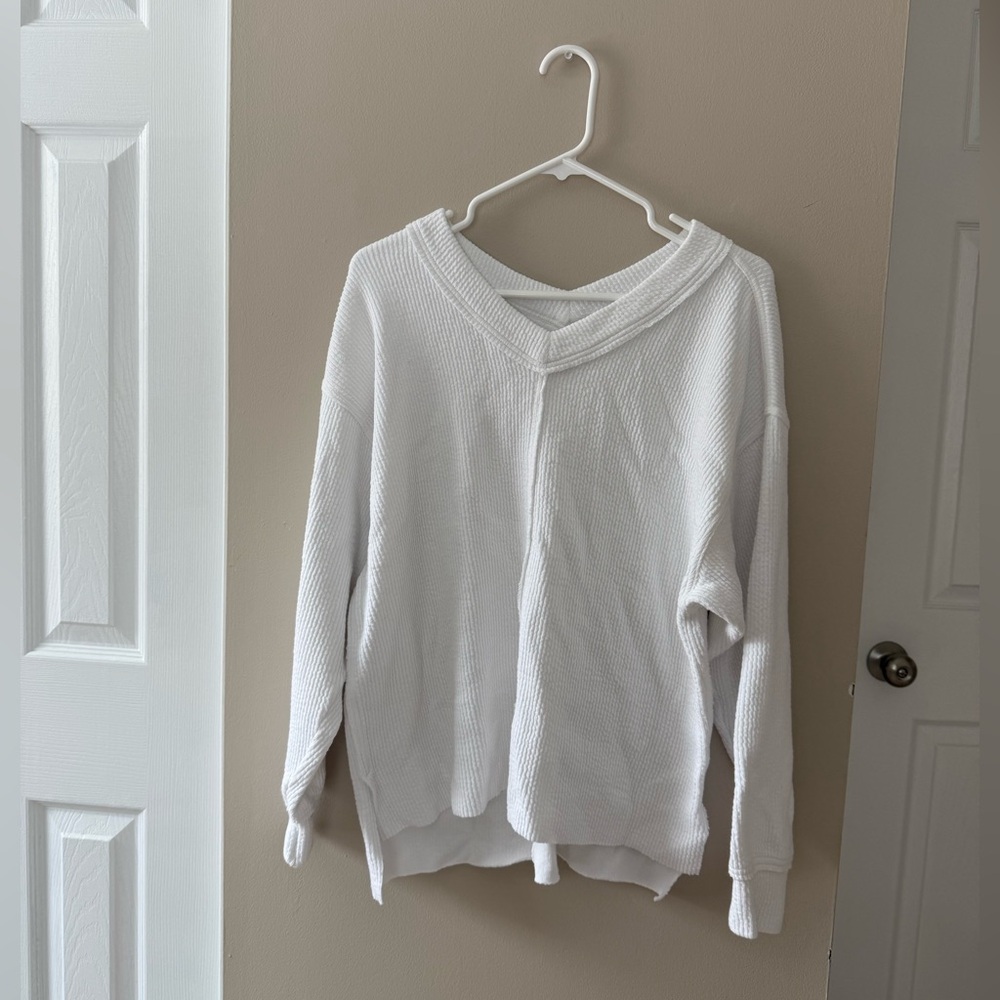 Aerie white v neck oversized long sleeve top size xs